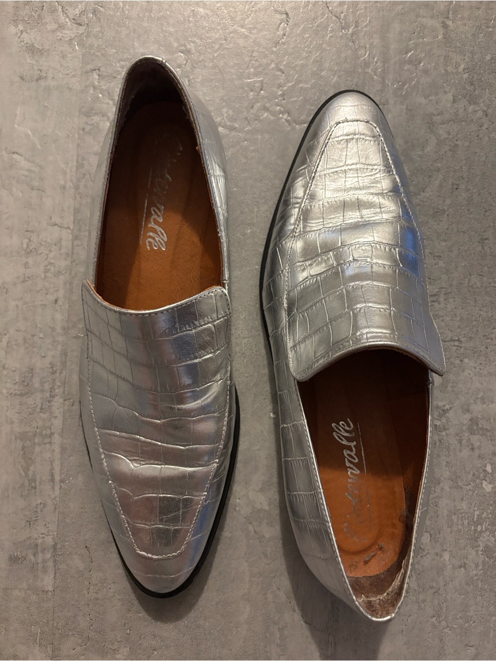 L'INTERVALLE Metallic Silver Croc-Embossed Loafers